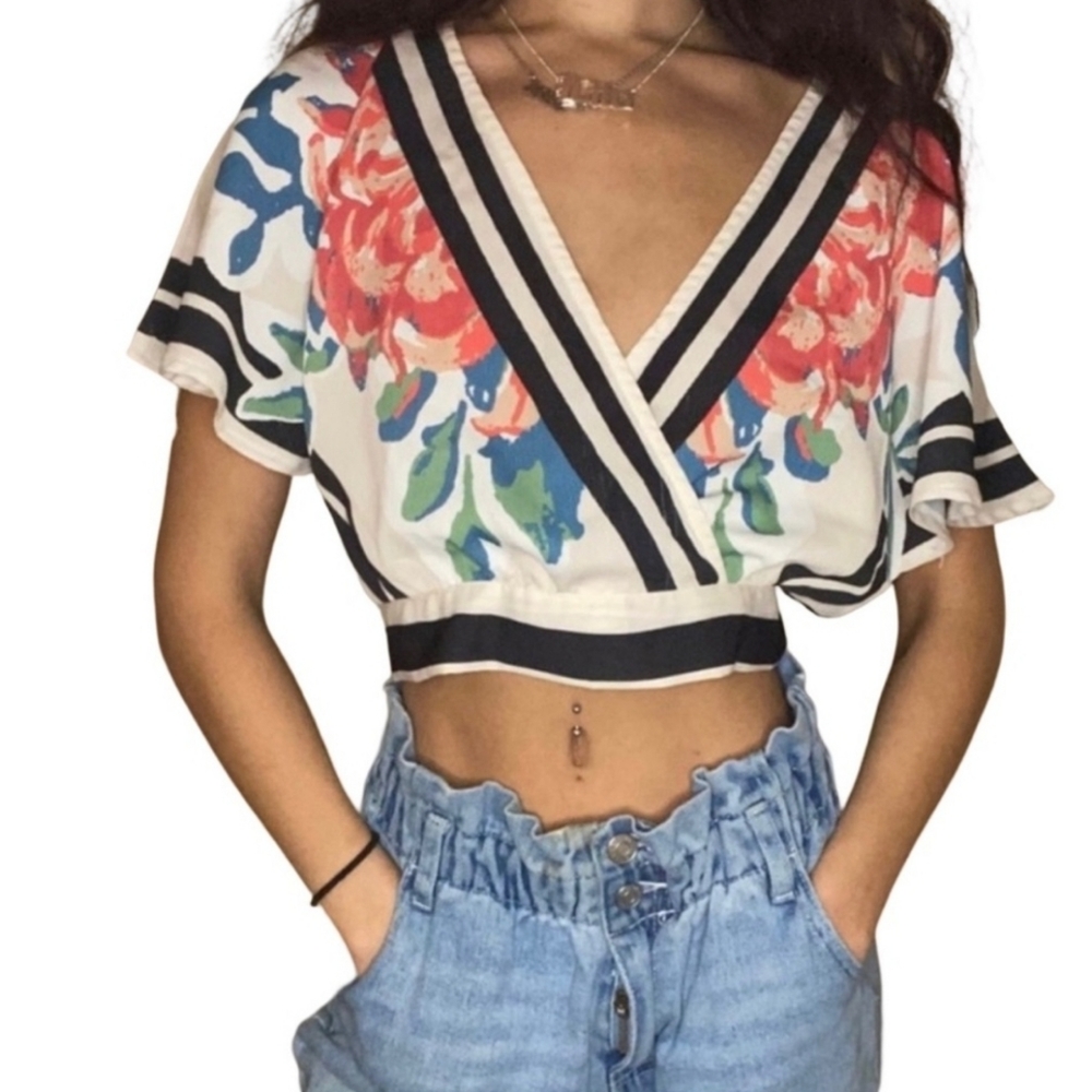 Beautiful Small Flying Tomato 🍅 Crop blouse , wrap & tie!